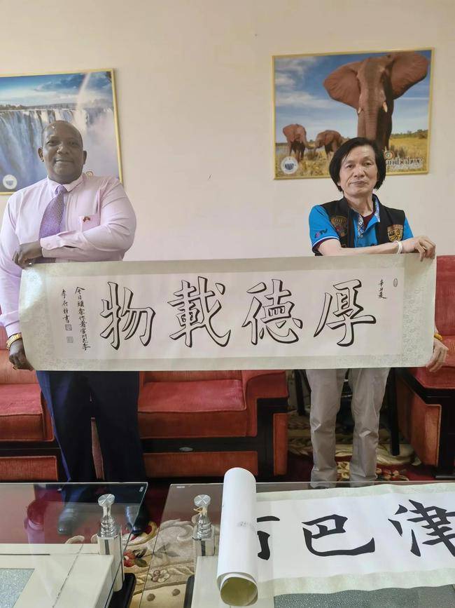 传中华文化讲中国故事书法家李府钟先生国学走进使馆