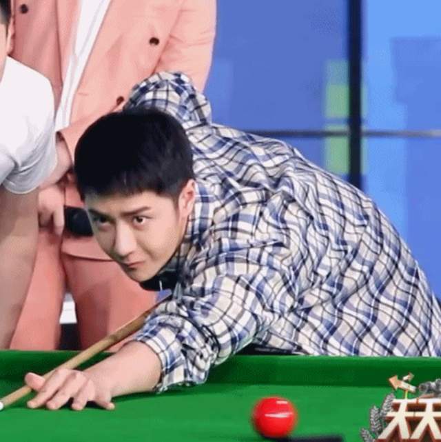 王一博还有啥不会的?临时上场一杆进四球,在医院看电视爱上街舞_台球