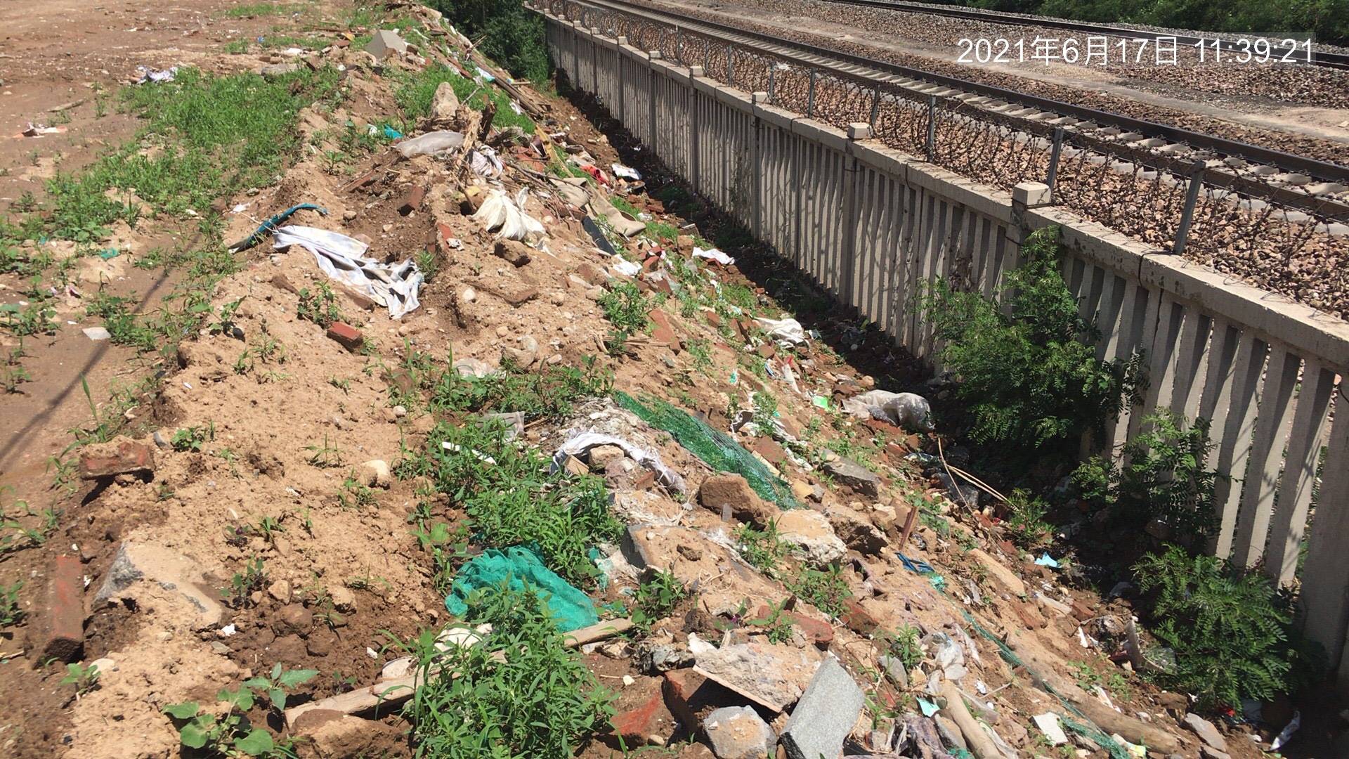 解放街將生活垃圾和建築垃圾隨意傾倒在了居民住宅區域,考慮過居民的