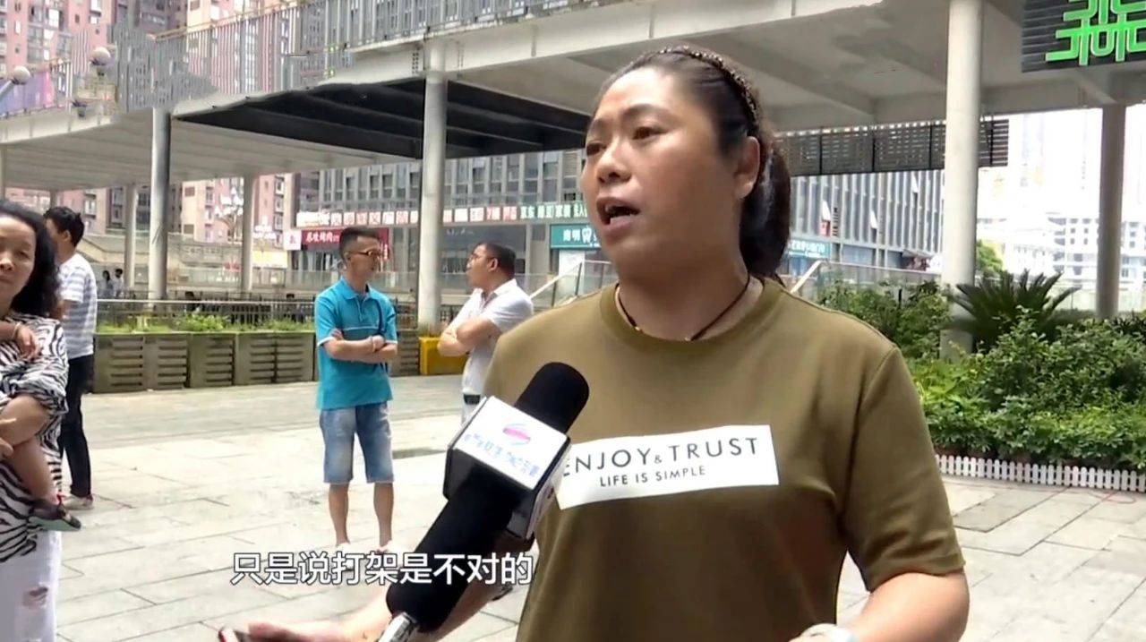 二男叼一女视频 剥开阴唇里面有小颗粒