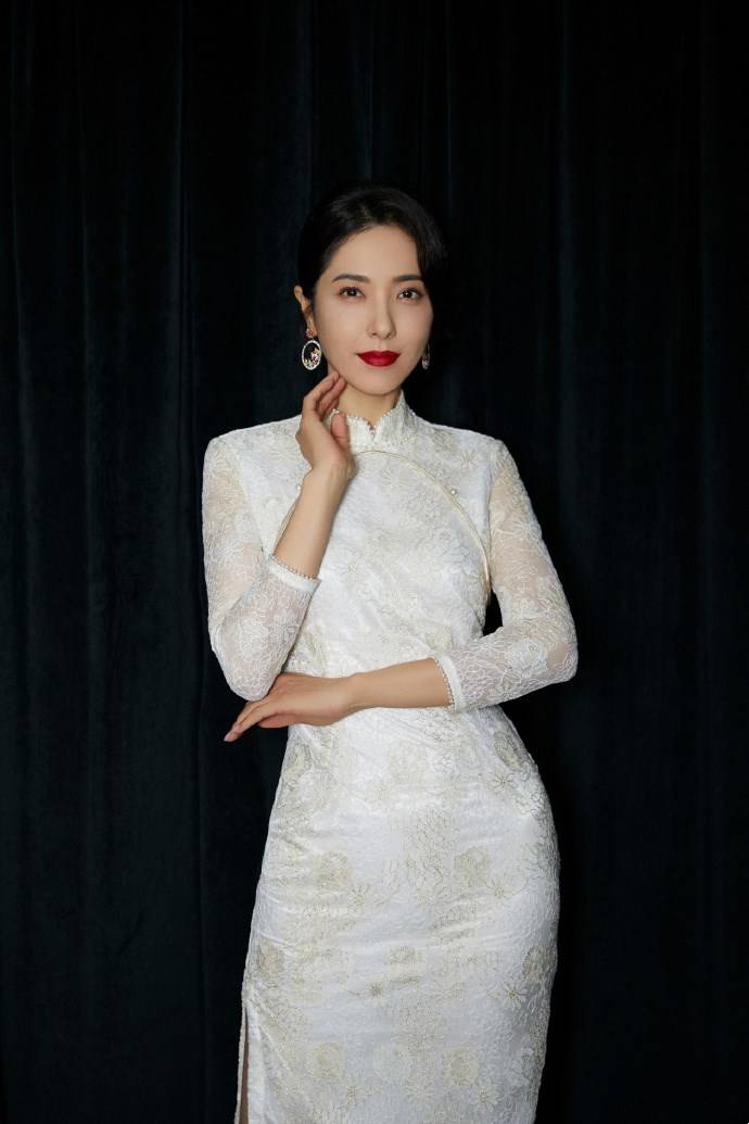 原创曾黎一袭白色旗袍温柔典雅,婀娜身姿吸睛,搭配圆扇充满复古韵味