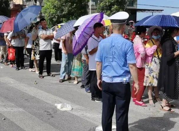 炎夏烈日这些警服背后有故事