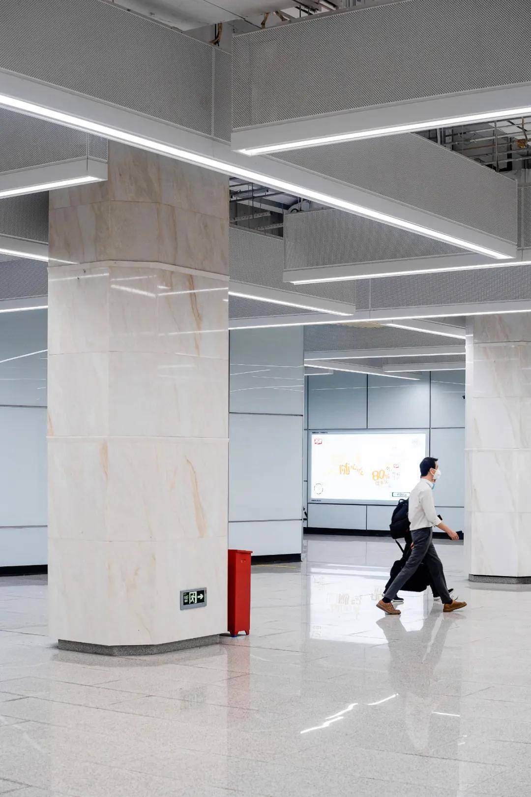 在广州地铁里,你甚至能找到现实版千与千寻水上列车