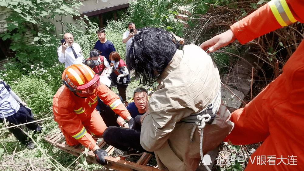 辽宁大连:老太滚下山坡被困半山腰 消防员"穿林开路"救人