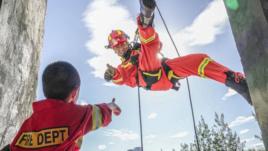 我想让他只做我一个人的超级英雄但是今天拯救一条条生命他能在伸手不