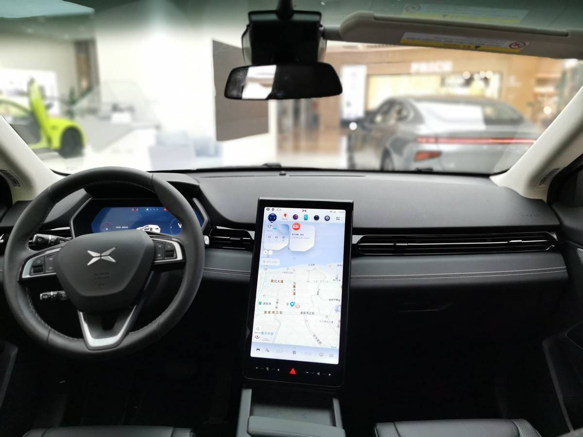 进入车内,小鹏g3很有新能源车的清新未来感,中控周围运动大面积的皮质