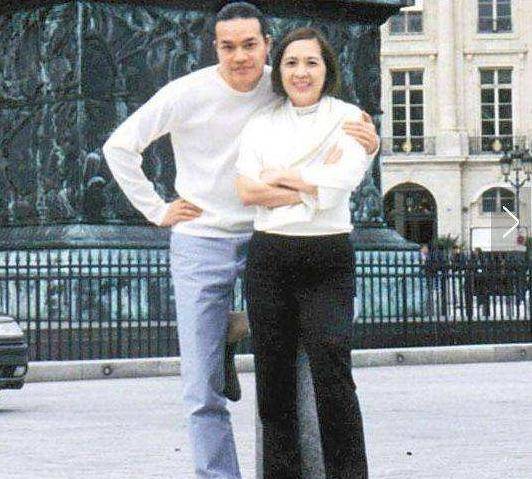 1999年宝咏琴单方面宣布分手前男友追讨39条内裤11亿服务费