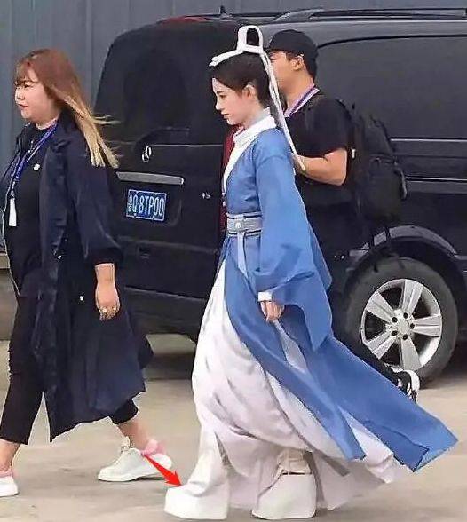 拍照怎么拍出个子高 23b7f5abbf594f77811108b5ccf81a0f.jpeg