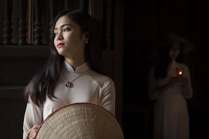 女孩穿越南国服奥黛好看,还是穿中国旗袍好看,欢迎你来讨论