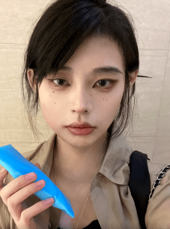 网红西红柿拔牙后晒照,脸变瘦了眼睛一大一小,p图太猛连墙都p歪了