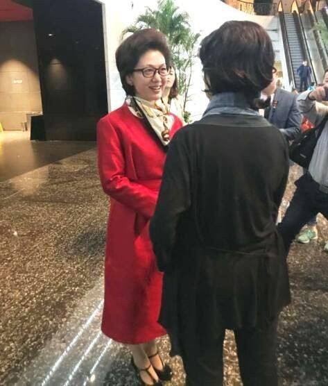 原创在街头拍到央视主播海霞,穿运动衣装不老,但皮肤焉瘪状态真实!