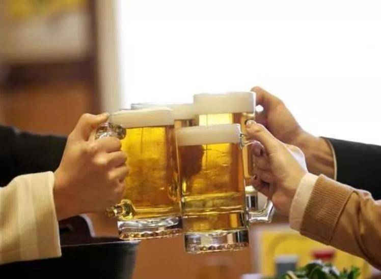 肾脏|喝酒后很快排尿的人，与很久都不排尿的人，谁更健康？