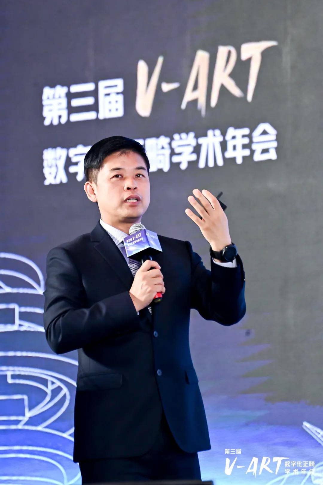 "正畸和足球一样,都需要有大局观",金作林教授引经据典,向大家分享了