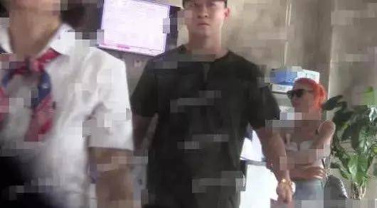 相声馆赔钱到倒闭,直播卖酒满屏尴尬,事业不行他投身爱情?