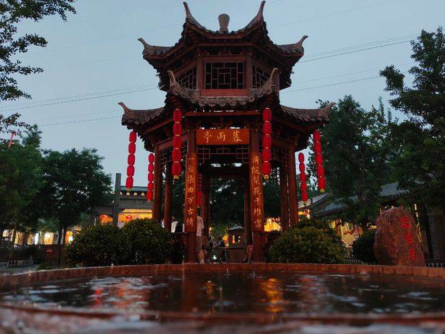 雨中夜遊石家莊德明古鎮,人少景美,納涼好去處