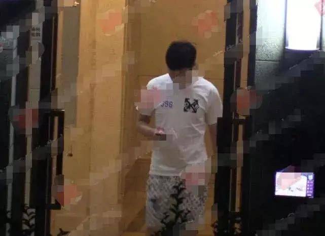 相声馆赔钱到倒闭,直播卖酒满屏尴尬,事业不行他投身爱情?