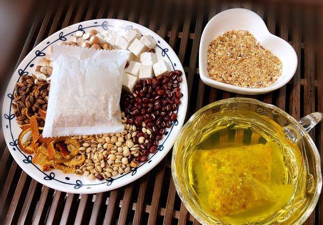 在家怎么做红豆薏米芡实茶的功效 6d9d234ef46d4c26a81c8fa6b6c242c6.jpeg