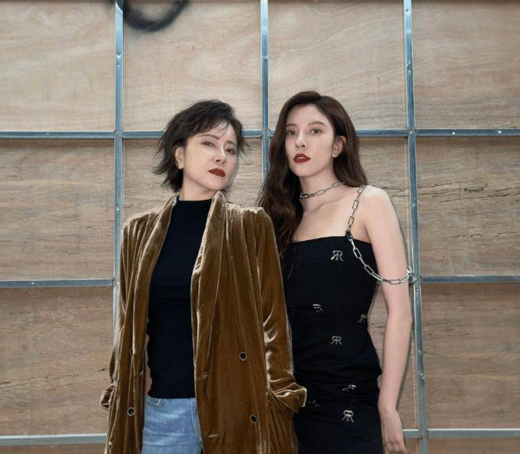 宋妍霏一家三口全员出圈继妈妈被捧红后宋爸爸也跟着火了