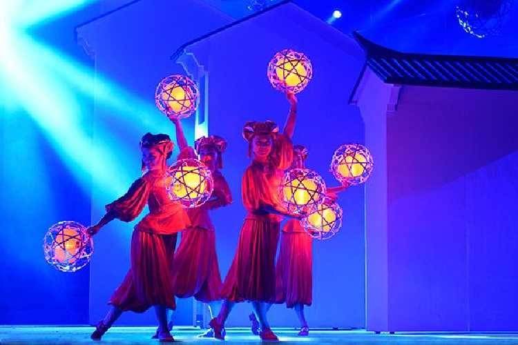 绵阳艺校《滚灯》参加第十一届"桃李杯"舞蹈教育教学成果展示活动!