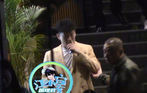 相声馆赔钱到倒闭,直播卖酒满屏尴尬,事业不行他投身爱情?