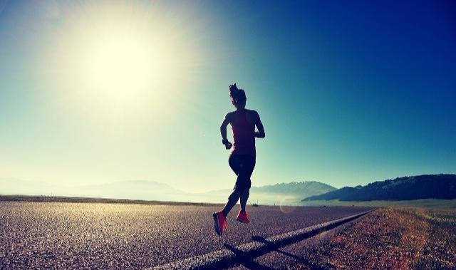 跑步可以美容专家指出女性这样跑步可以保养皮肤改善身材