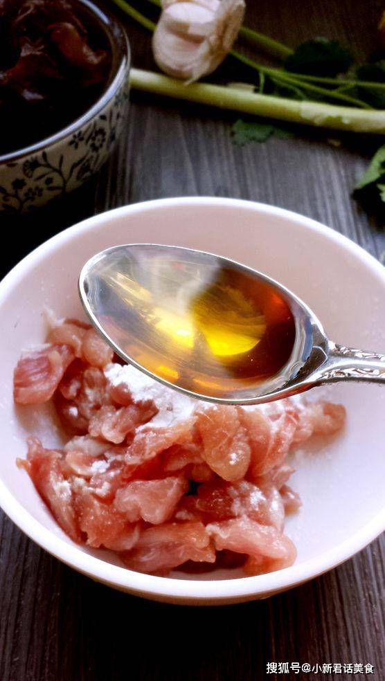 猪里脊切成细丝,腌制猪里脊,加入1小勺淀粉.