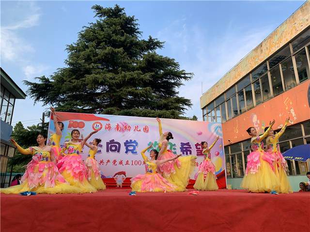 小朋友们获得了很多荣誉:从好孩子到红花幼儿,从红色主题运动会到美术