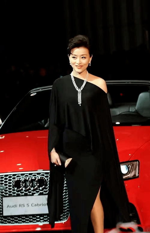 杨澜的气质太高级简约黑西装也能穿出高级感也就她有这气场