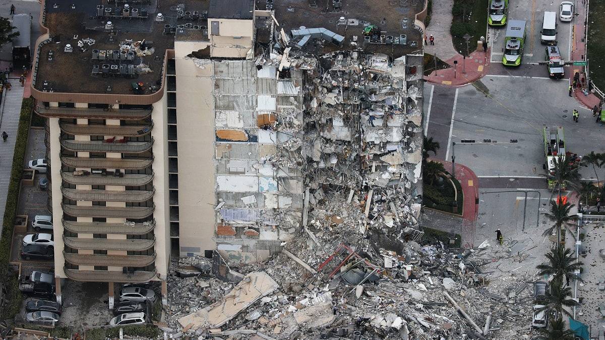美国双子大楼倒塌图片