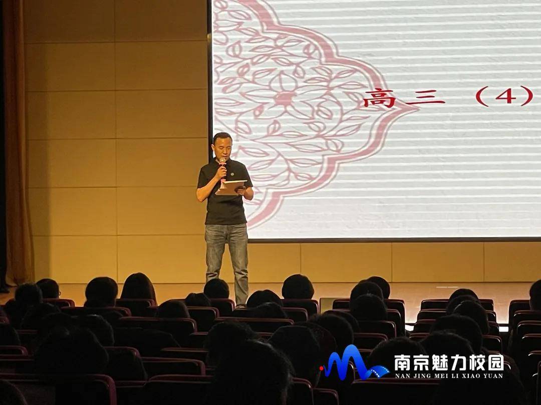 学生代表何烨发表讲话,他提出毕业证书是大家打开新世界大门的钥匙