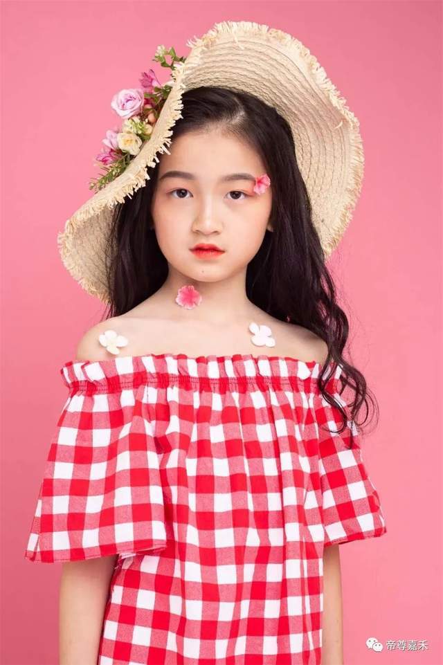 时代华娱小艺员夏馨怡受邀担任未来超模全国形象代言人