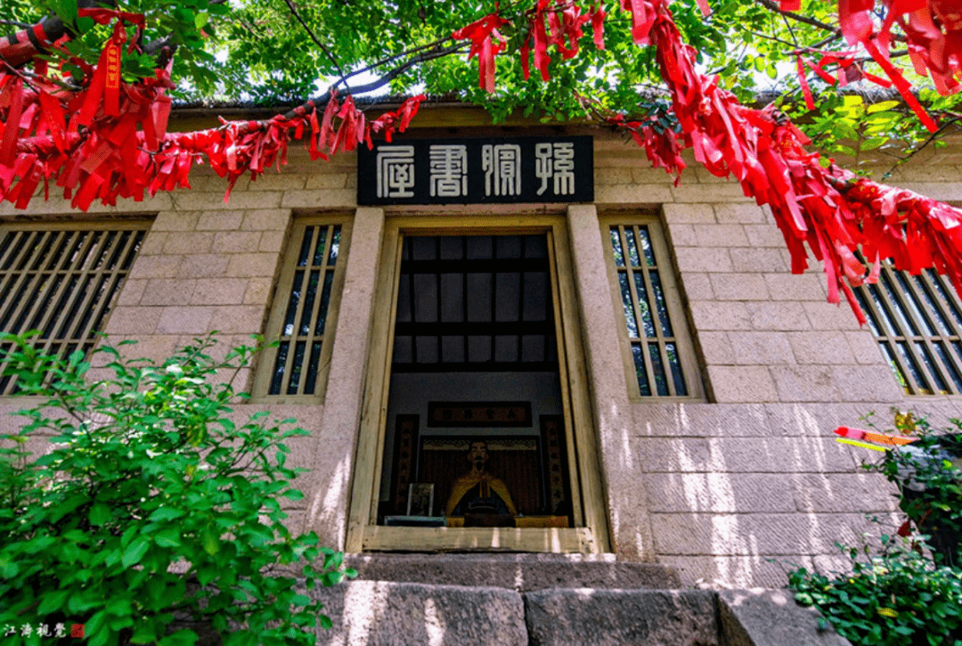 石屋三间立顶巅,云梯陡峭迹斑斑.对灯布阵击千里,挥笔成书流万年.