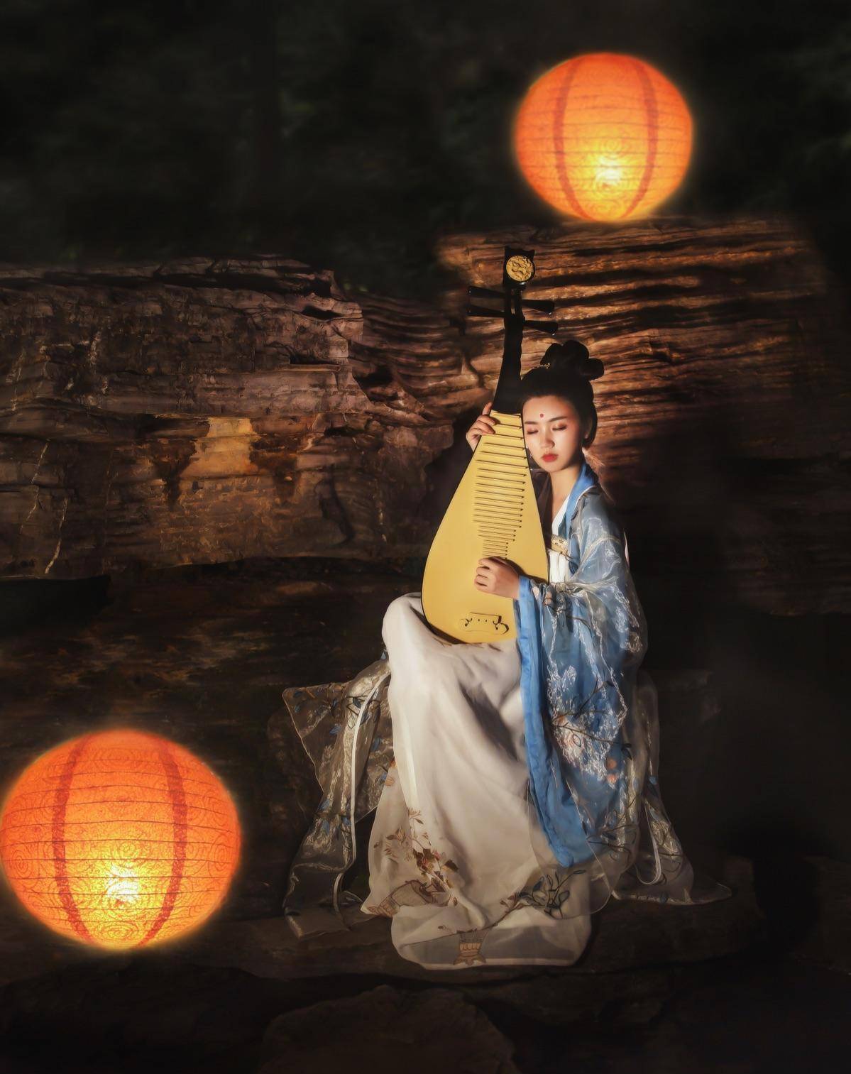 痴痴的凝眸,傻傻的期盼,只为初遇的浪漫_琵琶