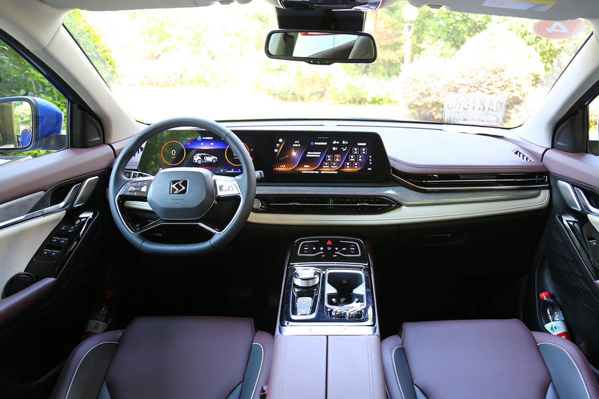 进入车内,思皓qx的内饰设计简洁,中控台几乎没有任何实体按键,所有