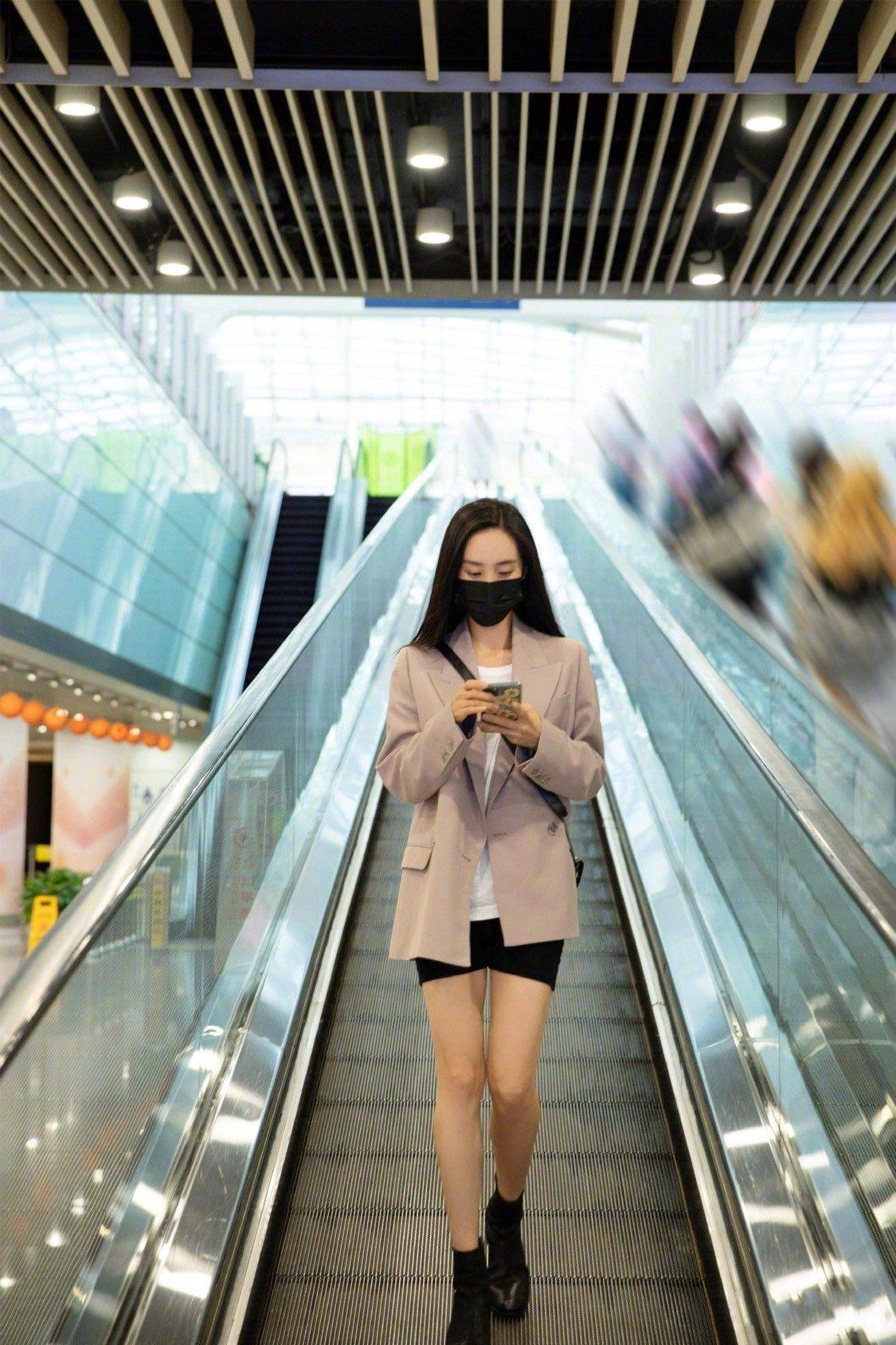 王智扮下衣失踪又美回女神秋雅街拍镜头下长腿纤细真养眼