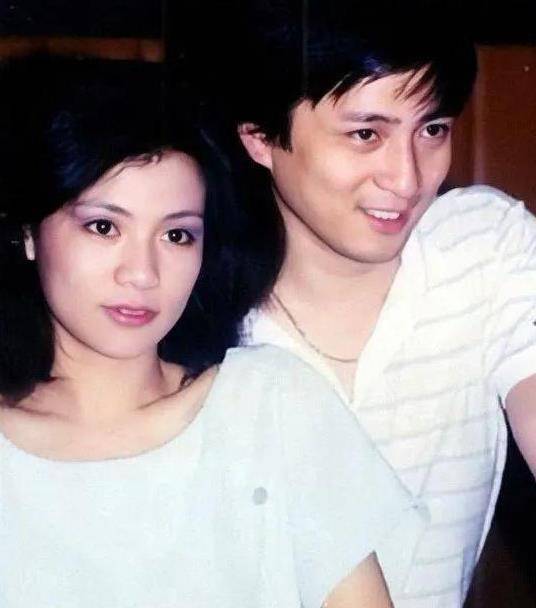 她是汤镇业二婚娇妻嫁大26岁老公当后妈父母生气不参加婚礼