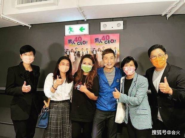 郭晶晶陪老公看舞台剧,素颜现身眼袋明显