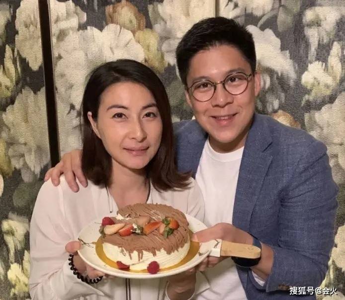 郭晶晶陪老公看舞台剧,素颜现身眼袋明显