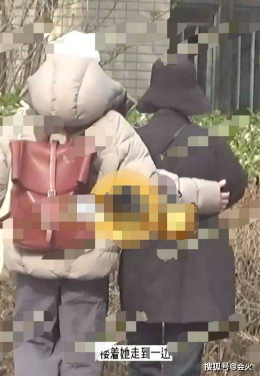郭采洁携小五岁男友现身,男方穿着随意体态差