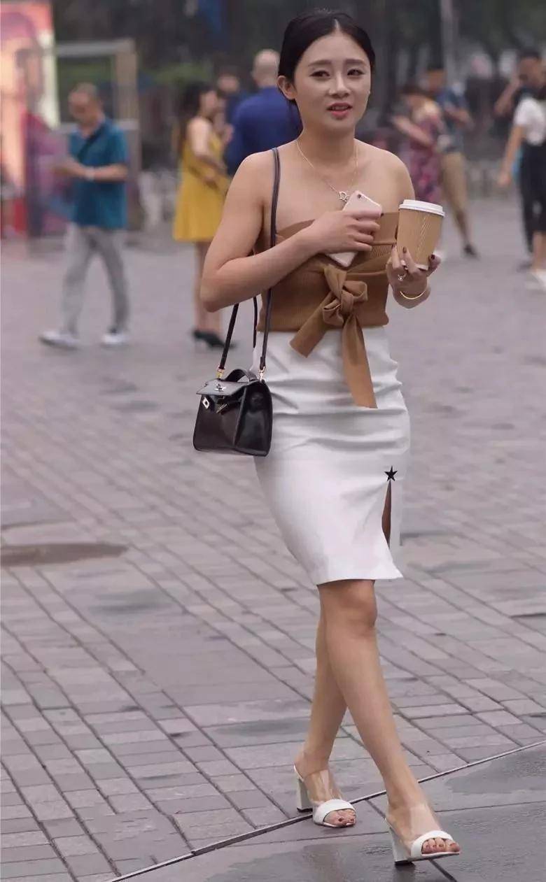 高跟鞋走路很火的视频街拍 2d0fe3c4c84d439fbee7c978c1dcf4e7.jpeg