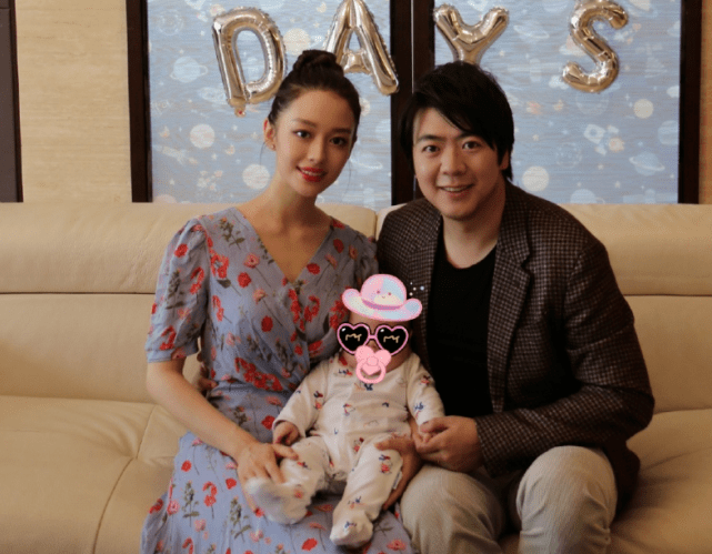 郎朗吉娜合体演出,十指相扣满眼宠溺爱意