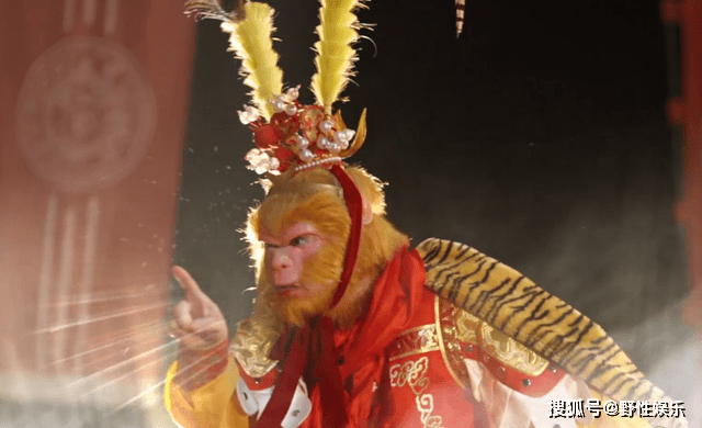 了一系列的耍"金箍棒",一瞬间仿佛又回到了上世纪80年代的《西游记》