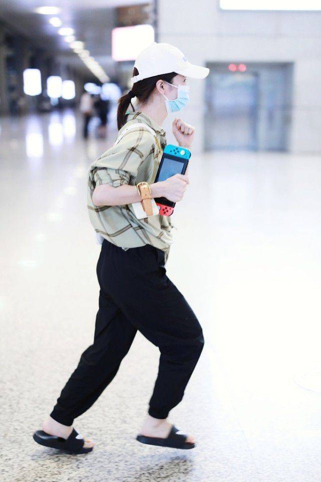 原创李晟不修边幅穿拖鞋配格纹衫和老公嬉笑打闹素人感拉低气质