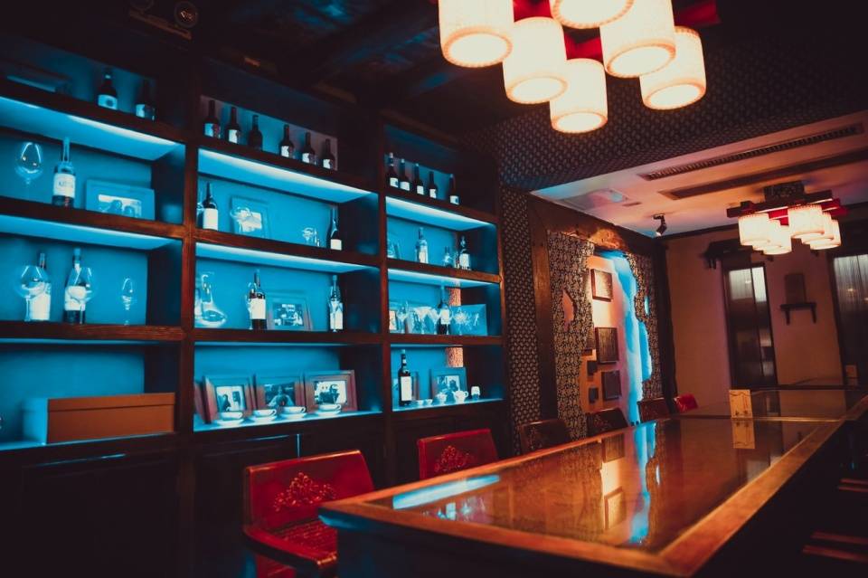 乌镇 似水年华红酒坊位于西栅栏景区,酒吧一条街的斜河对面,据说这是