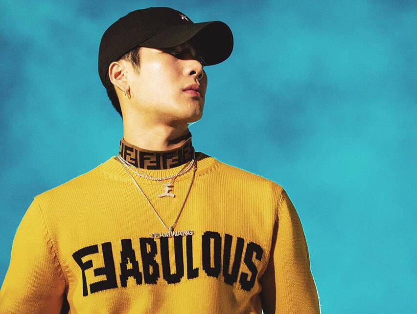 绅士男士王嘉尔拿包为宋雨琦挡腿网友这样的优质艺人给我来一打