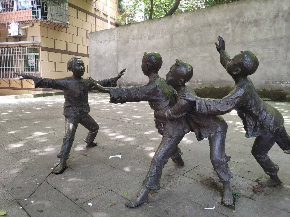 重庆杨家坪街头现老鹰捉小鸡雕像唤起市民对童年快乐的回忆