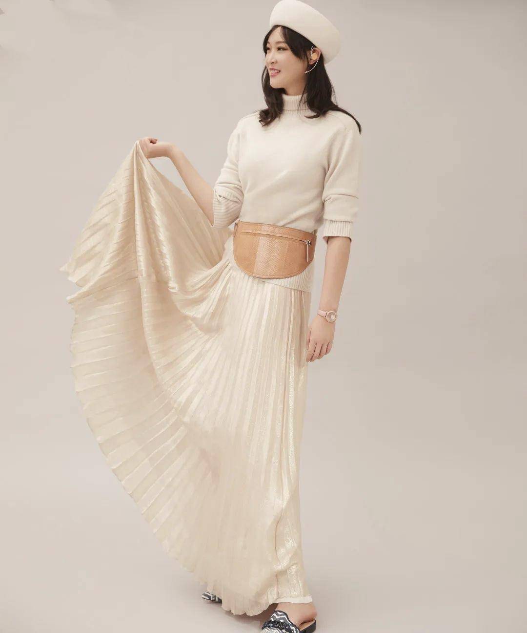 30岁惠若琪的身材被低估了,穿一袭小黑裙亮相凹凸有致,高级优雅