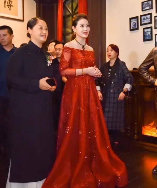 风情|53岁周海媚近照太少女!羊毛卷吊带裙演绎异域风情,肩膀比尺还直