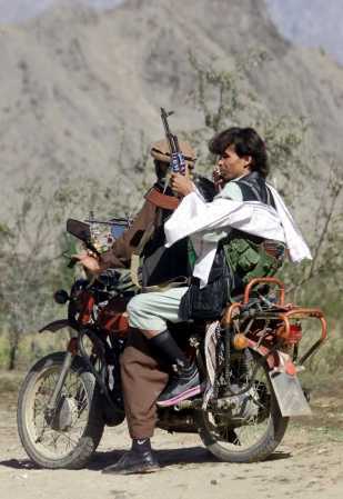 乱战！塔利班骑乘摩托车夺取阿政府军大楼，美军轰炸伊朗系武装！