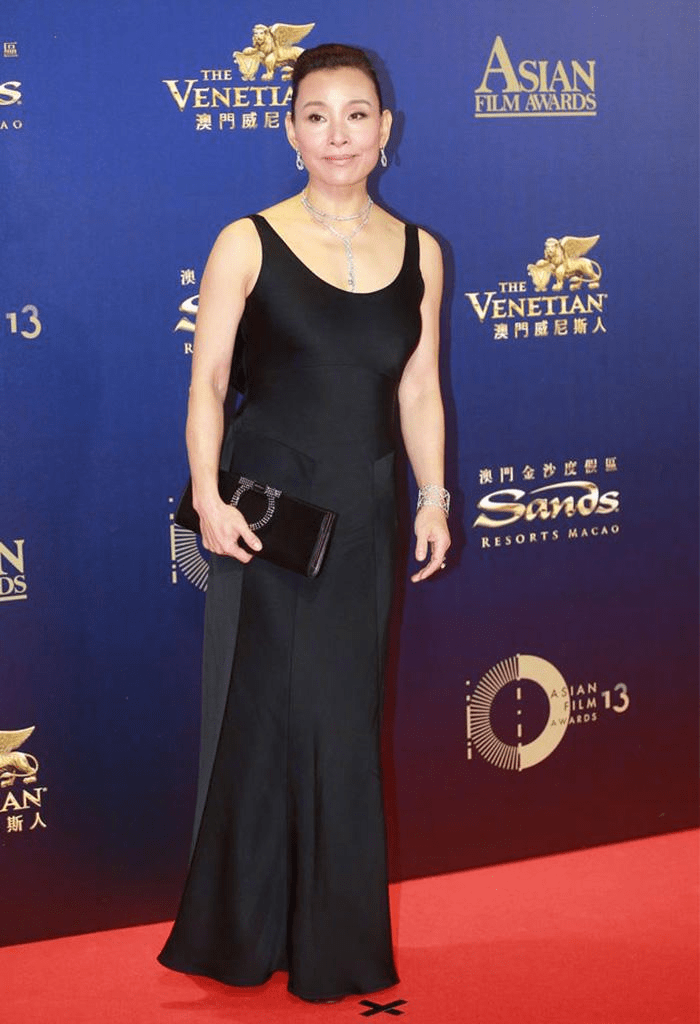 原创陈冲太有自信了穿一身睡裙就敢走红毯好身材奶奶辈里少见